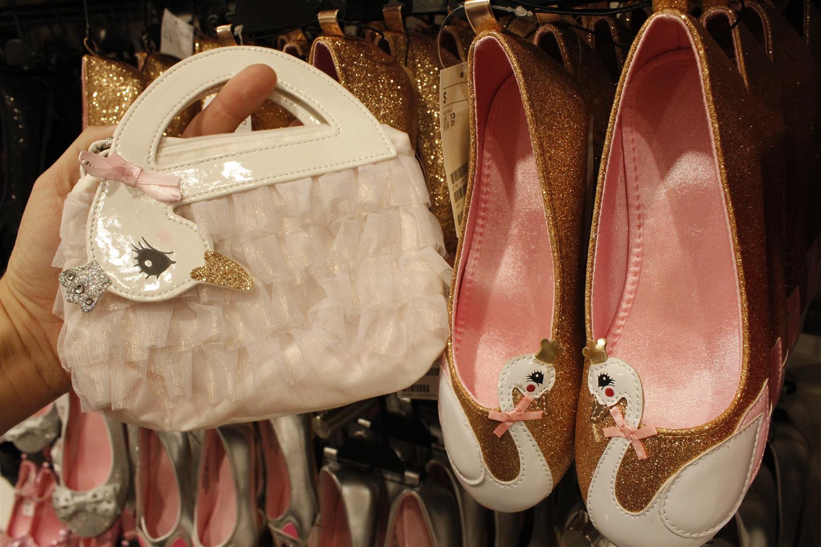 H&M Flagship for Western Canada Chinook Centre (7)