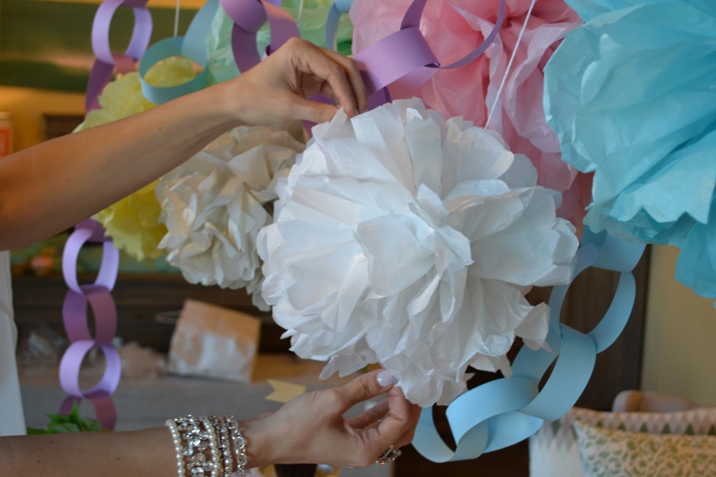 HandPuffingTissueGlobe