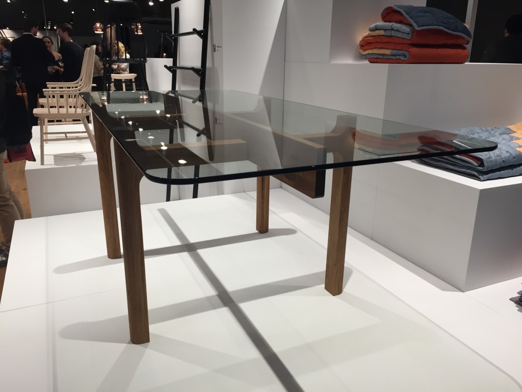 IDS16_EQ3_Assembly_Shawn_Place_Dining_Table